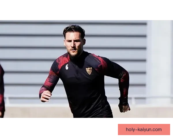 西甲塞维利亚更衣室氛围紧张，球队迎来关键时刻的挑战，状态备受关注